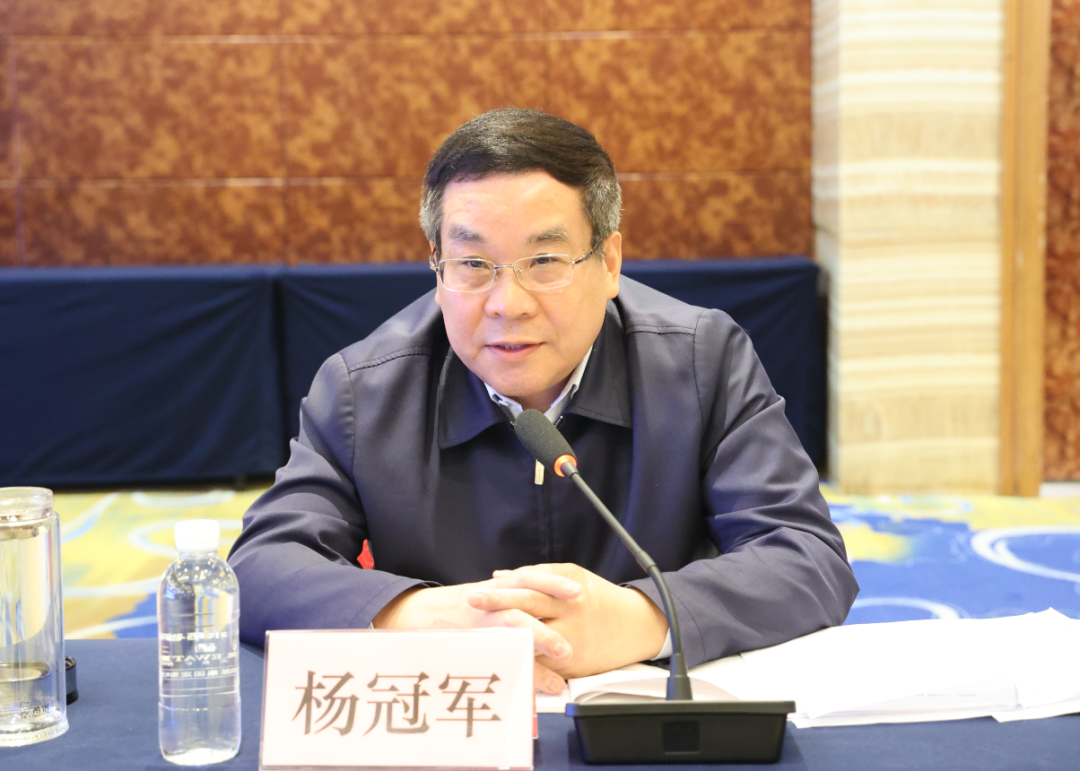楊冠軍：要堅(jiān)持結(jié)構(gòu)優(yōu)化調(diào)整，立足我省現(xiàn)狀、前瞻布局未來(lái)——省鋼鐵深加工產(chǎn)業(yè)鏈調(diào)研座談會(huì)在陜鋼集團(tuán)召開(kāi)