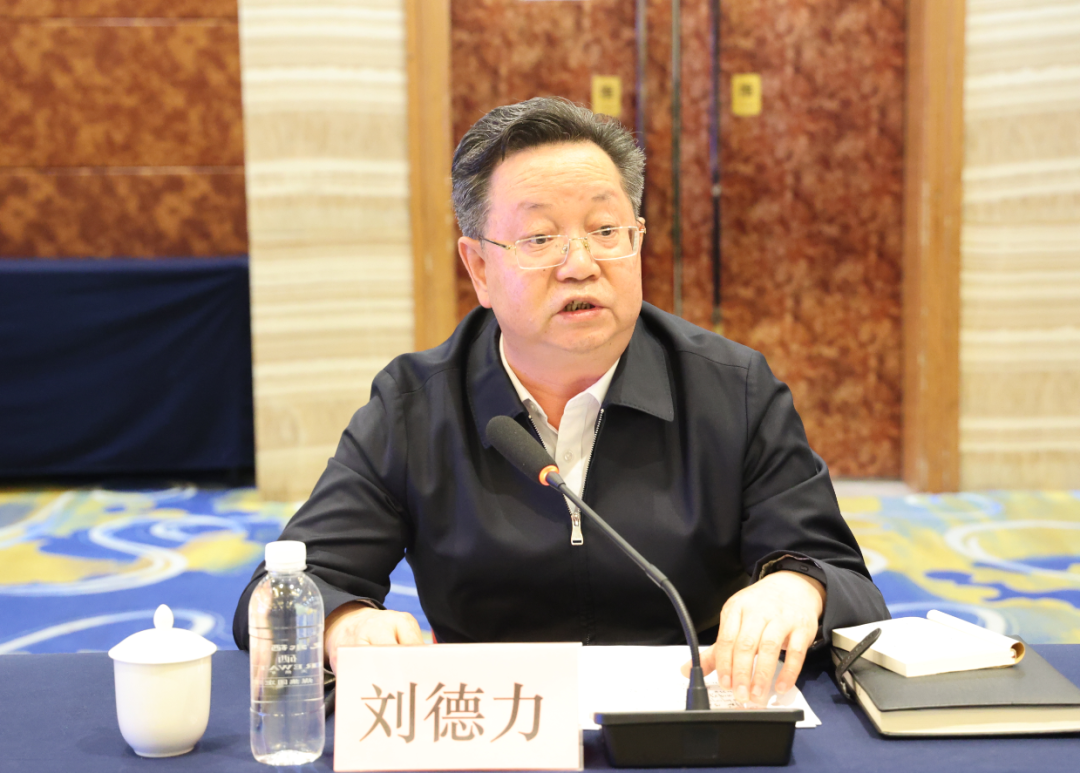 楊冠軍：要堅(jiān)持結(jié)構(gòu)優(yōu)化調(diào)整，立足我省現(xiàn)狀、前瞻布局未來(lái)——省鋼鐵深加工產(chǎn)業(yè)鏈調(diào)研座談會(huì)在陜鋼集團(tuán)召開(kāi)