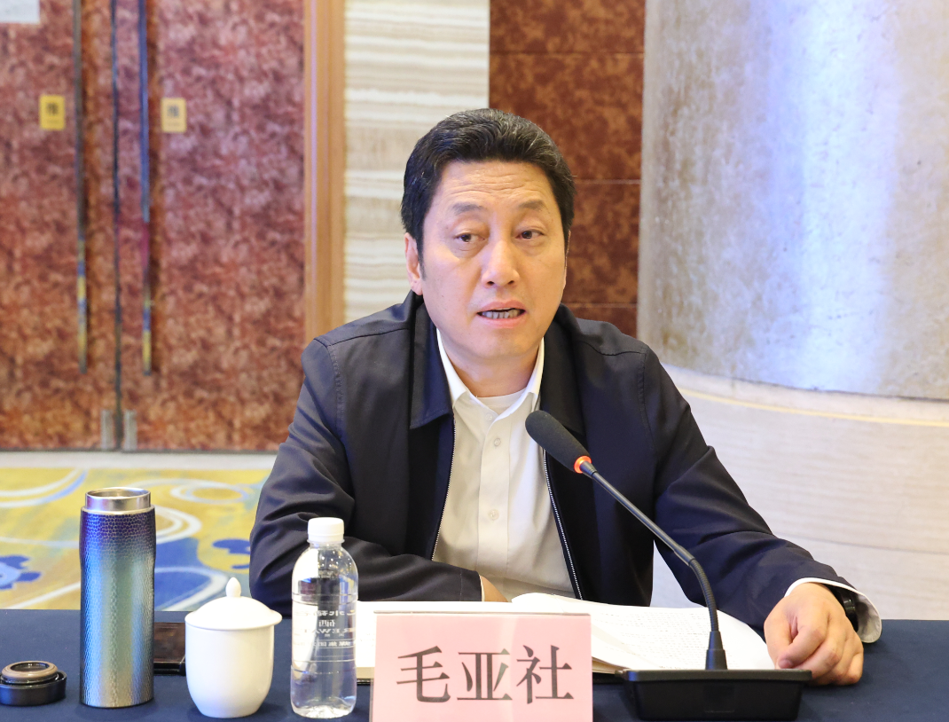 楊冠軍：要堅(jiān)持結(jié)構(gòu)優(yōu)化調(diào)整，立足我省現(xiàn)狀、前瞻布局未來(lái)——省鋼鐵深加工產(chǎn)業(yè)鏈調(diào)研座談會(huì)在陜鋼集團(tuán)召開(kāi)