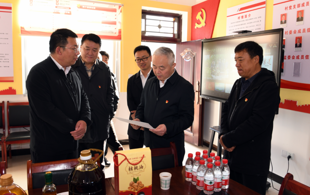 楊海峰到綏德縣西直溝村開展助力鄉(xiāng)村振興工作調研