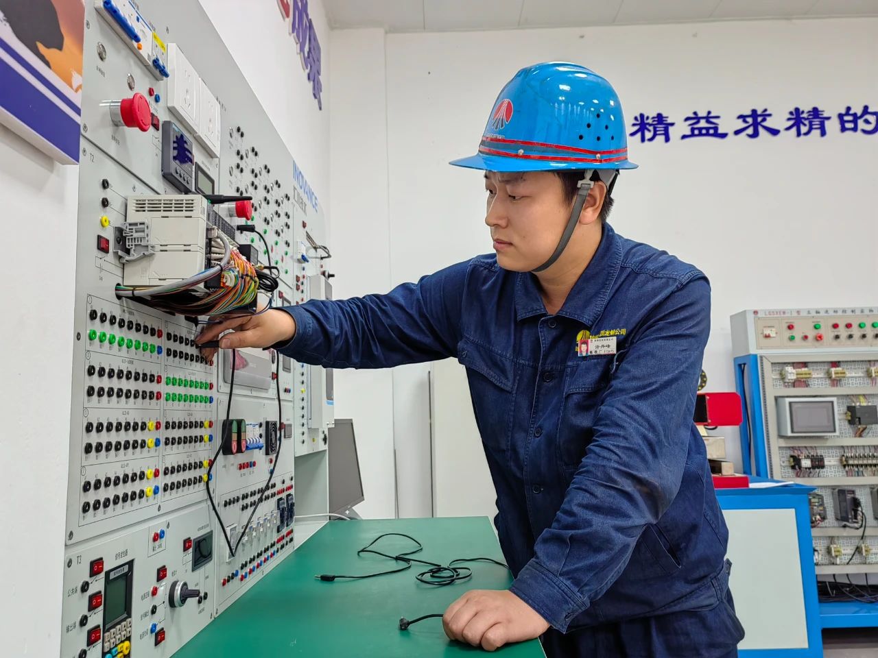 龍鋼公司職工許丹峰在第三屆全國(guó)職業(yè)技能大賽陜西省選拔賽中喜獲第二名