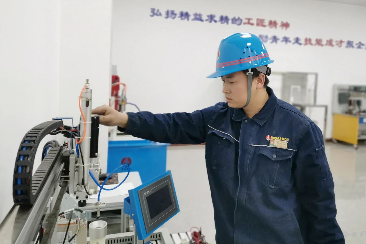 高爐旁的電氣自動化“追光者”