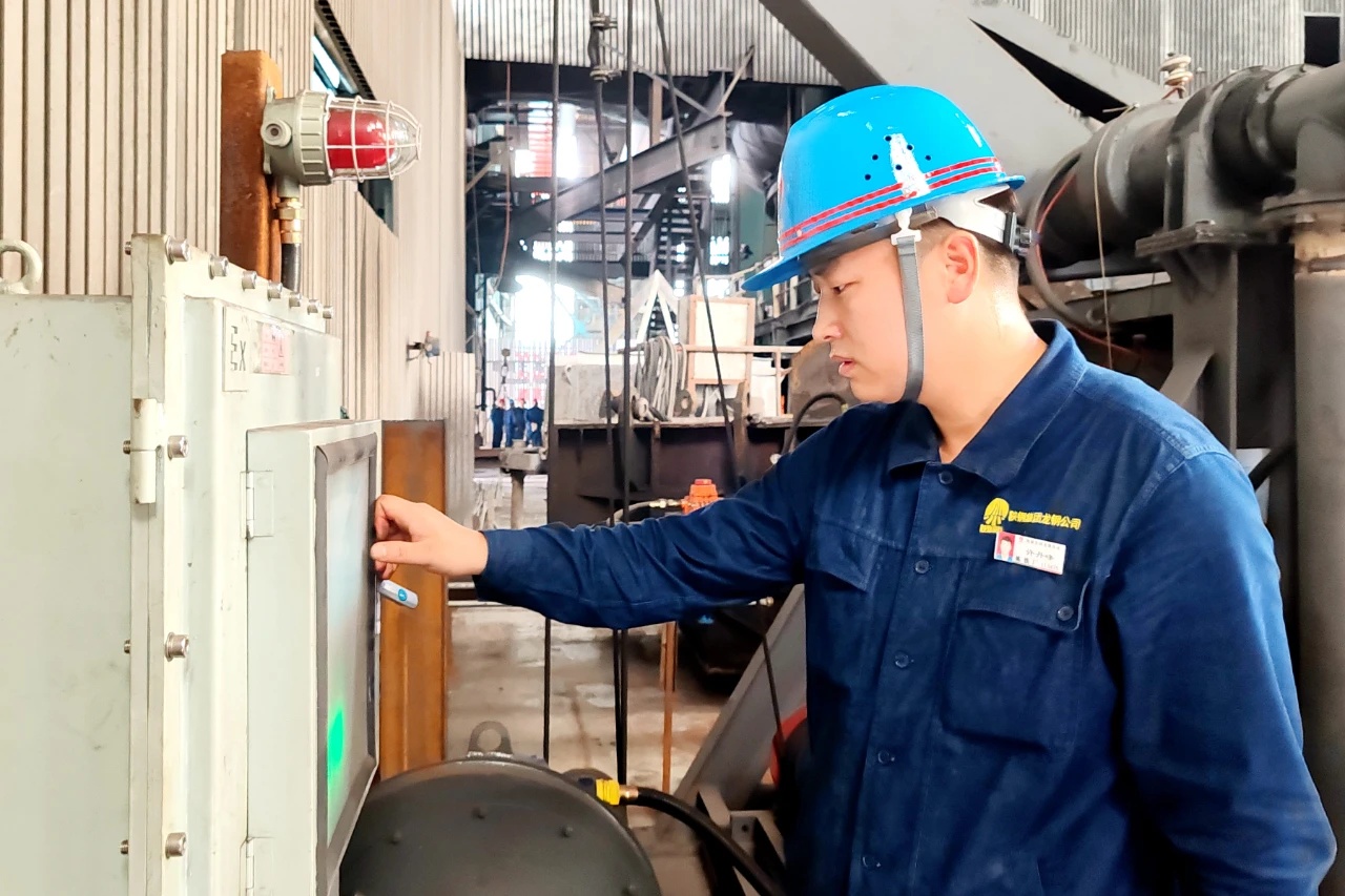高爐旁的電氣自動化“追光者”